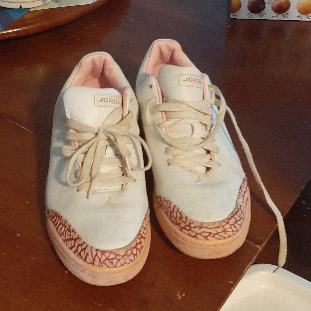 Woman jordan shoes